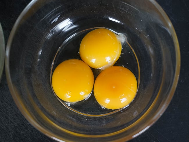 Clarifier un oeuf - Comment séparer le blanc et le jaune d'un oeuf ?