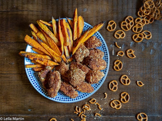 Nuggets de poulet en panure de bretzels et frites de patates douces