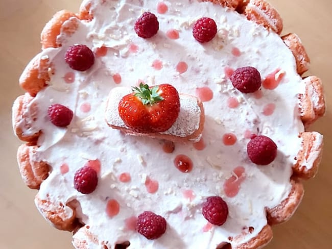 Charlotte aux fraises, framboises et noix de coco