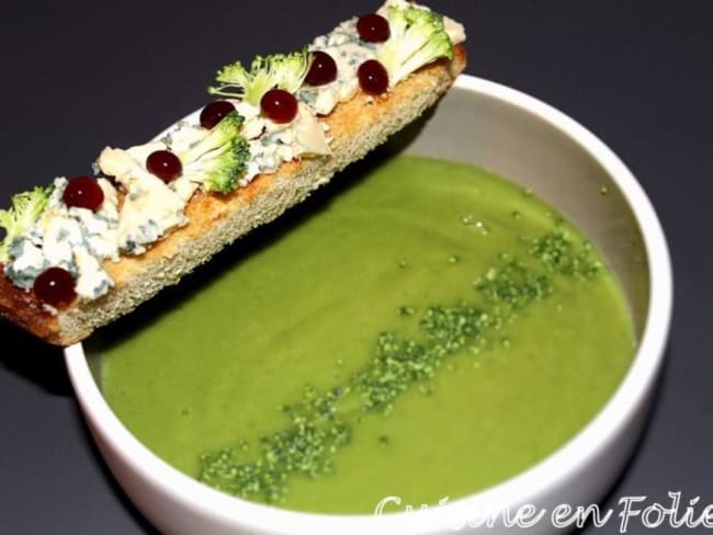 Velouté de brocoli, tartine bleu de causses et perles ail noir