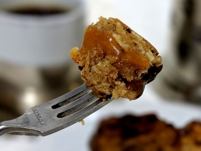 Gâteau aux pépites de chocolat, noix de coco et caramel.