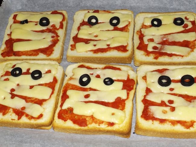 Toast Momie sauce tomate et fromage pour Halloween