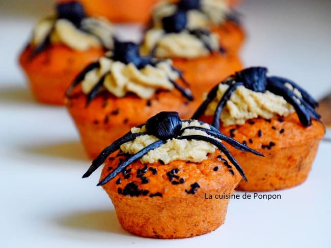 Cupcake aux tomates, chantilly de noix de cajou et araignée d'ail noir pour Halloween