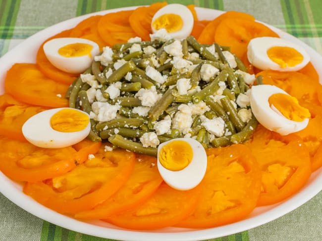 Salade estivale aux tomates, haricots verts, fêta et oeufs