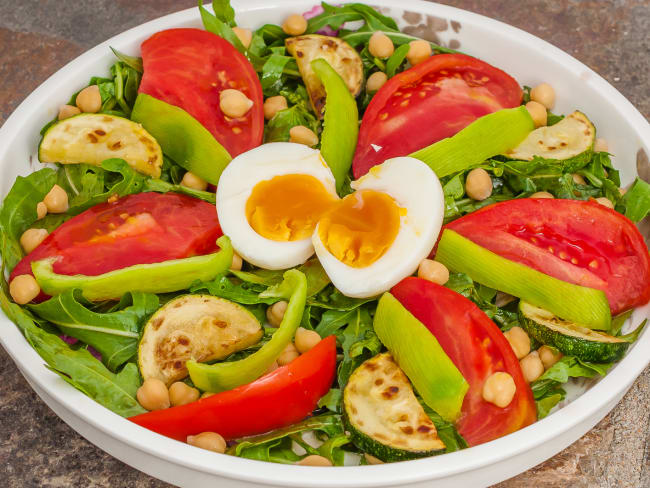 Salade complète de pois chiches aux légumes d'été et aux œufs