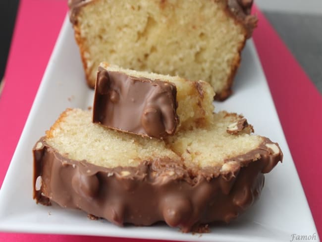 Cake aux noisettes entières et glaçage au chocolat