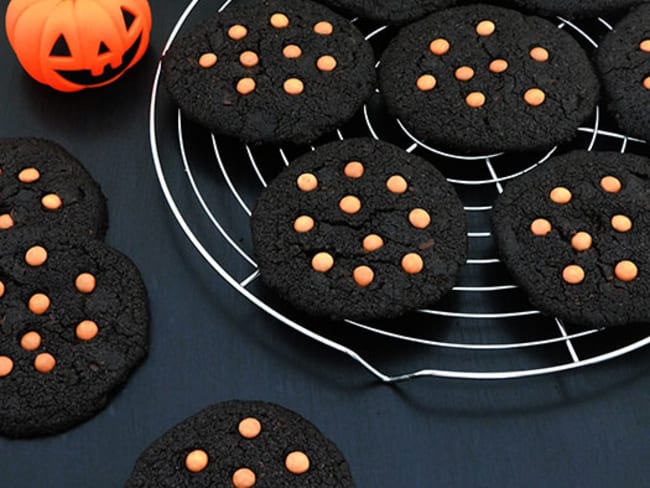 Cookies au cacao et smarties oranges pour fêter Halloween