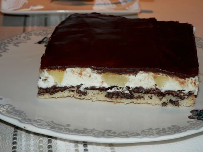 Entremets poire chocolat sur fond de feuillantine