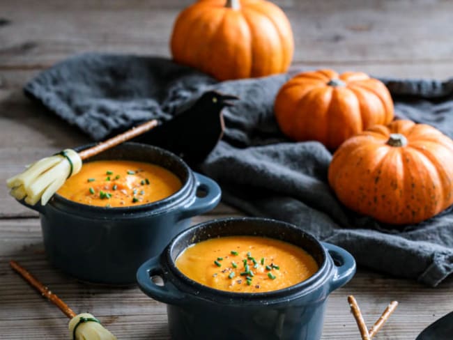 Velouté d'Halloween à la citrouille et balais de sorcière au fromage