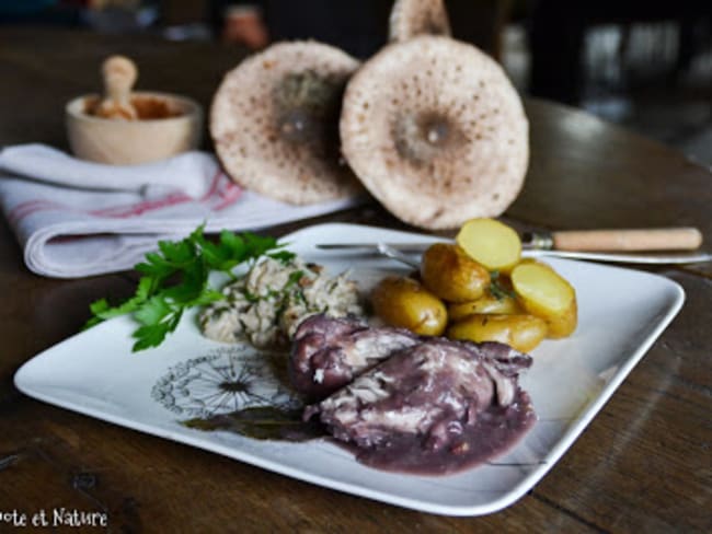 Blancs de poulet au vin rouge, duxelles de coulemelles et pommes de terre Pompadour