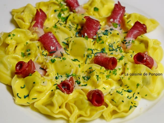 Tortelloni sauce au curcuma et magret d'oie fumé