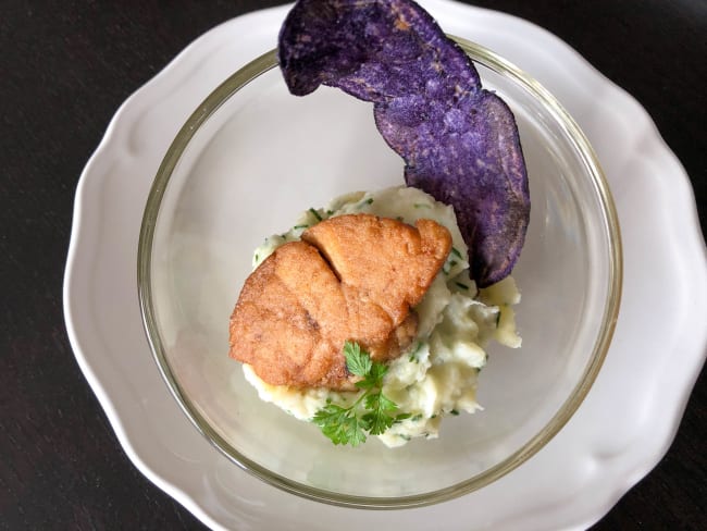 Croustillant de ris de veau sur écrasé de topinambours et chips violette de vitelotte