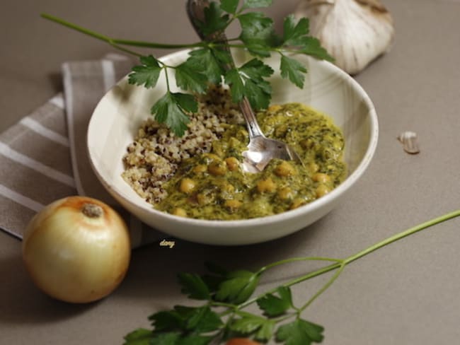 Quinoa et curry de pois chiches aux épinards