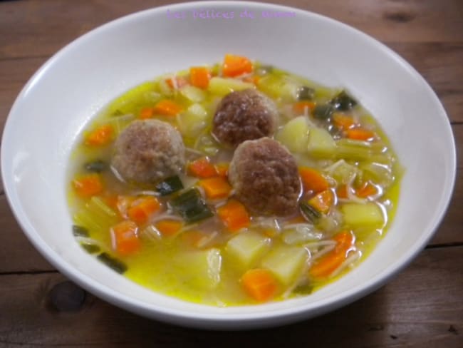 Bouillon aux boulettes de viande au parmesan