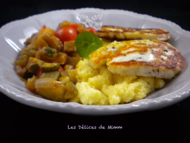 Polenta à la ratatouille et halloumi grillé, tomates cerise et romarin