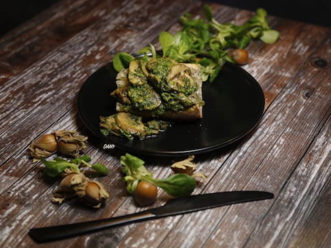 Croûtes aux champignons au pesto de mâche