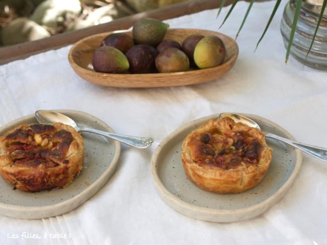 Tartelettes feuilletées aux figues, pistaches et pignons