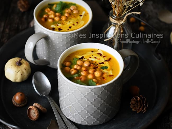 Velouté de potimarron au curry et pois chiches grillés