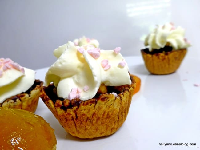 Mini coupelle en gaufre choco garnie de chantilly confiture gingembre et fruits confits