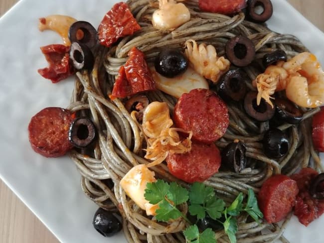 Spaghettis aux supions, chorizo, encre de seiche et anis