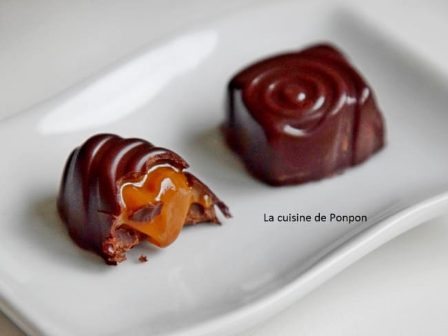 Praline au chocolat noir fourrée de confiture de lait