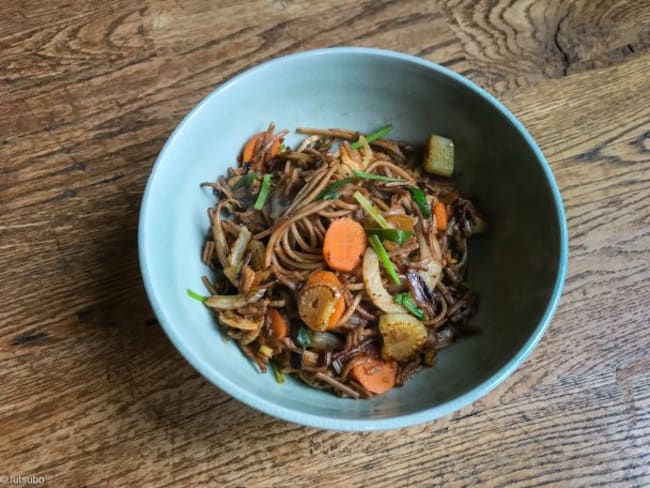 Wok de nouilles soba aux légumes (yakisoba)