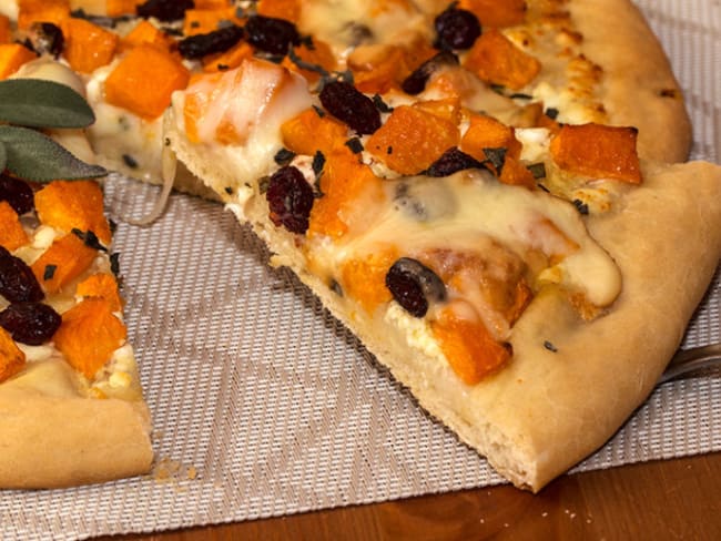 Pizza à la butternut, sauge et scarmoza fumée