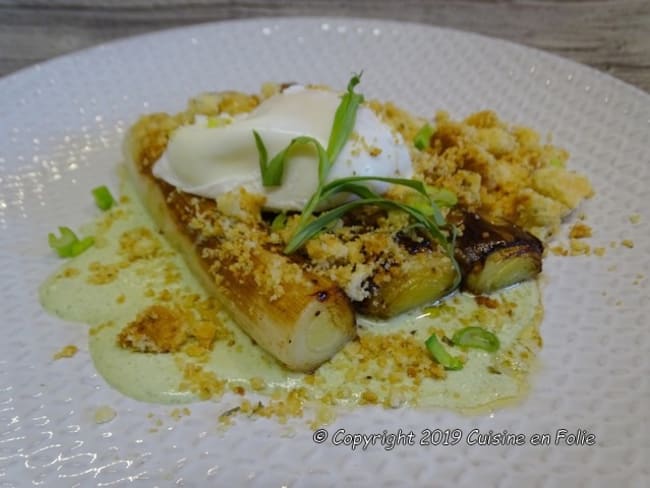 Oeuf poché sur poireaux rôtis, crumble au Parmesan et crème d'estragon