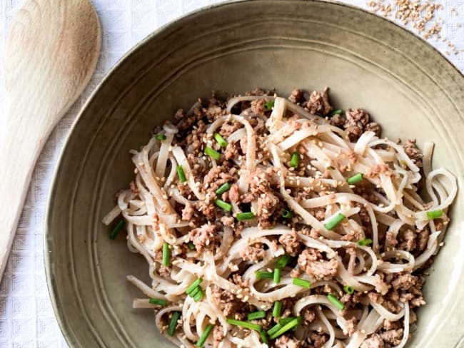 Nouilles udon sautées au bœuf haché et ciboulette