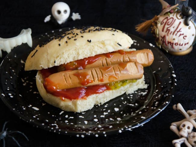 Hot dog de saucisses en forme de doigts pour halloween