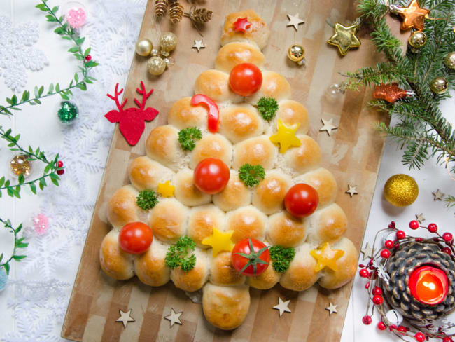 Sapin de Noël en boules de pâte de pizza garnies de fromage