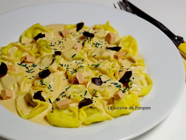 Tortelloni à la mousse de foie de canard, ail noir et spiruline