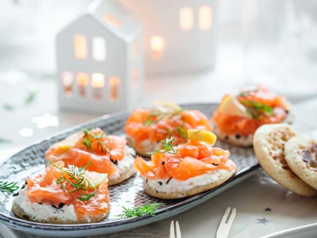 Bouchées apéritives au saumon fumé et au thé pour noël