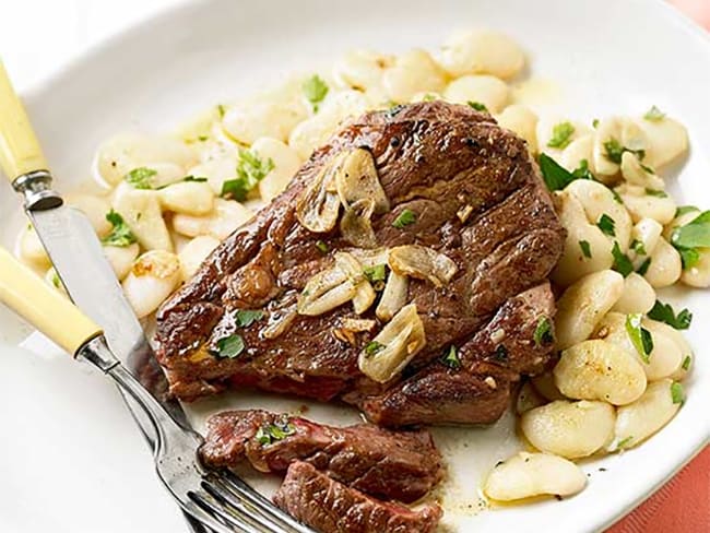 Steak à l’ail et aux haricots blancs sautées