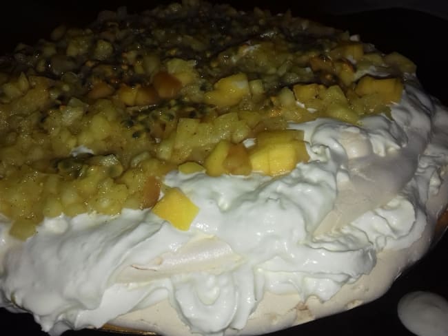 Pavlova aux fruits exotiques (ananas, mangue et fruit de la passion)