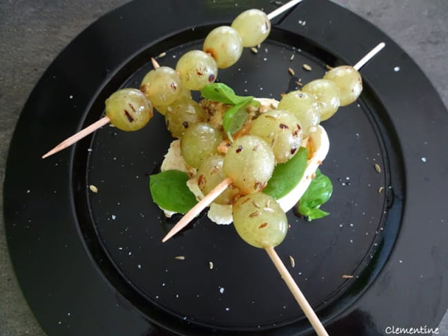 Burrata avec grains de raisins et basilic