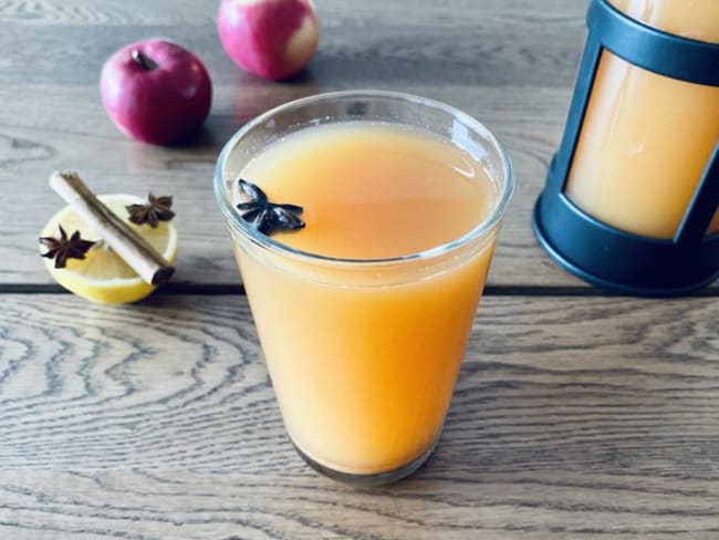 Jus de pomme aux épices de Noël sans alcool