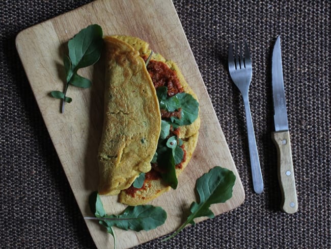 Omelette à la farine de pois chiches, ajvar, tomates séchées et roquette