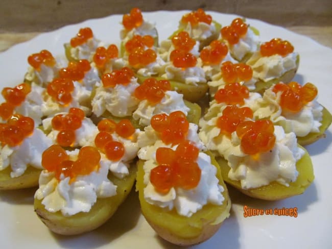 Pommes de terre ratte garnies de mousse au chèvre frais et oeufs de saumon pour l'apéritif