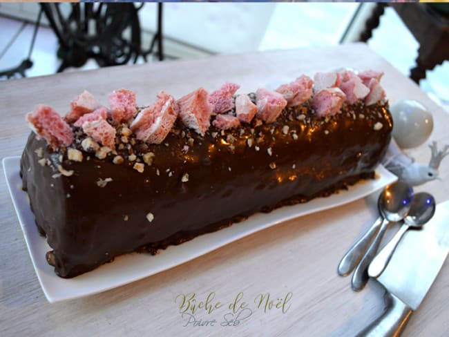 Bûche de Noël au chocolat noir et biscuits roses de Reims