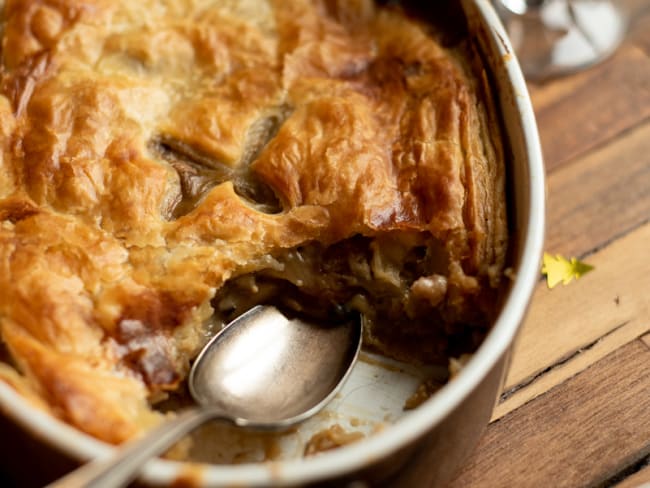 Tourte végétarienne "pot pie" à la normande aux champignons, châtaignes et camembert 