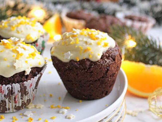 Cupcakes vegan pain d'épices chocolat orange garnis d'orange fraîche