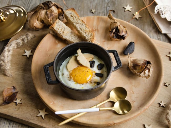 Oeuf cocotte au foie gras et à l'ail noir rapide à préparer