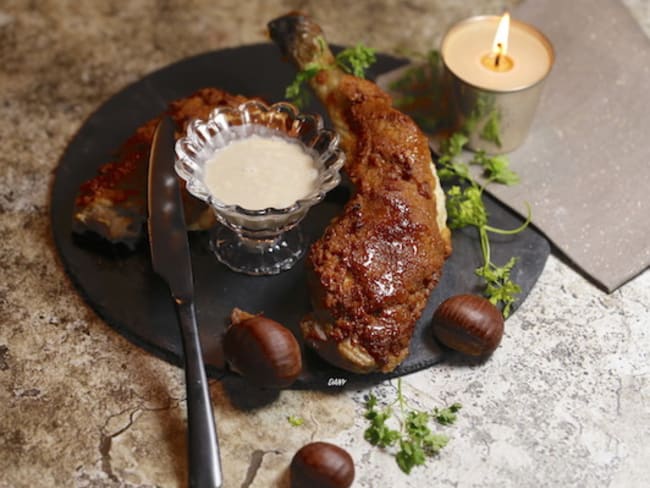 Cuisse de chapon en croûte de pain d'épices, sauce foie gras et châtaignes