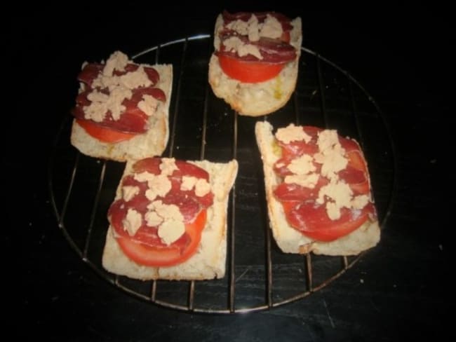 Bruschetta festive à la tomate, magret de canard séché et foie gras