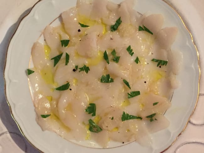 Carpaccio de Saint-Jacques, huile d'olive à la citronnelle, citron caviar