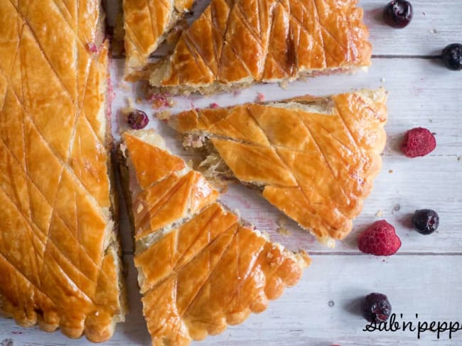 Galette des rois aux fruits rouges et à la crème d'amande (sans frangipane)