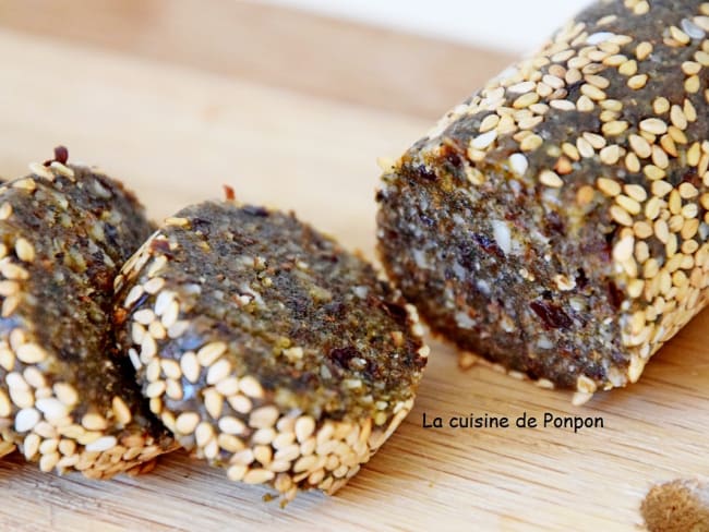 Barre aux pruneaux, amandes, noix de cajou et spiruline