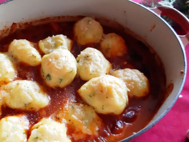 Goulash et quenelles de pommes de terre au fromage