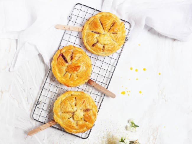 Galette des rois frangipane, chocolat blanc et framboises en forme de sucettes